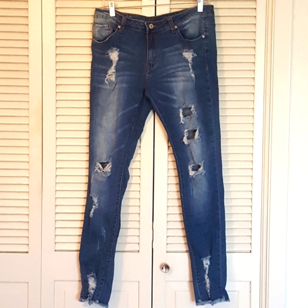 NWOT Distressed jeans